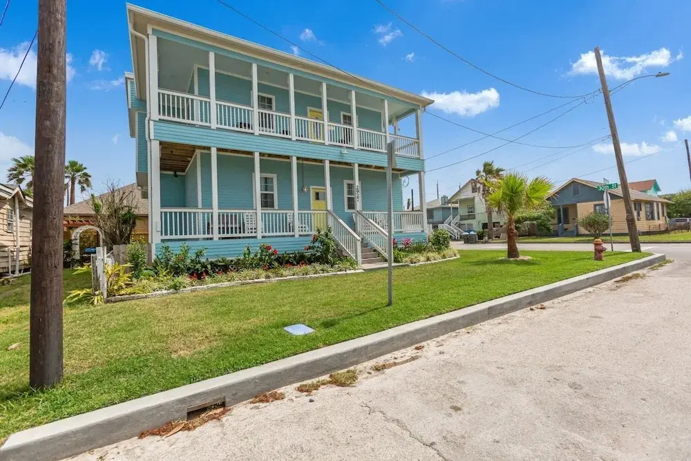 Sea-esta Completely Renovated 2 Story Home Only 1.5 Blocks To The Beach! 4 Bedroom Home by RedAwning