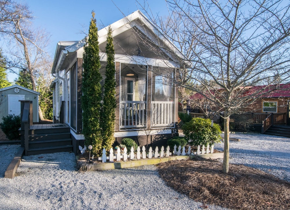 Gorgeous 1BR Tiny Home w Pool Bocce Free Tix