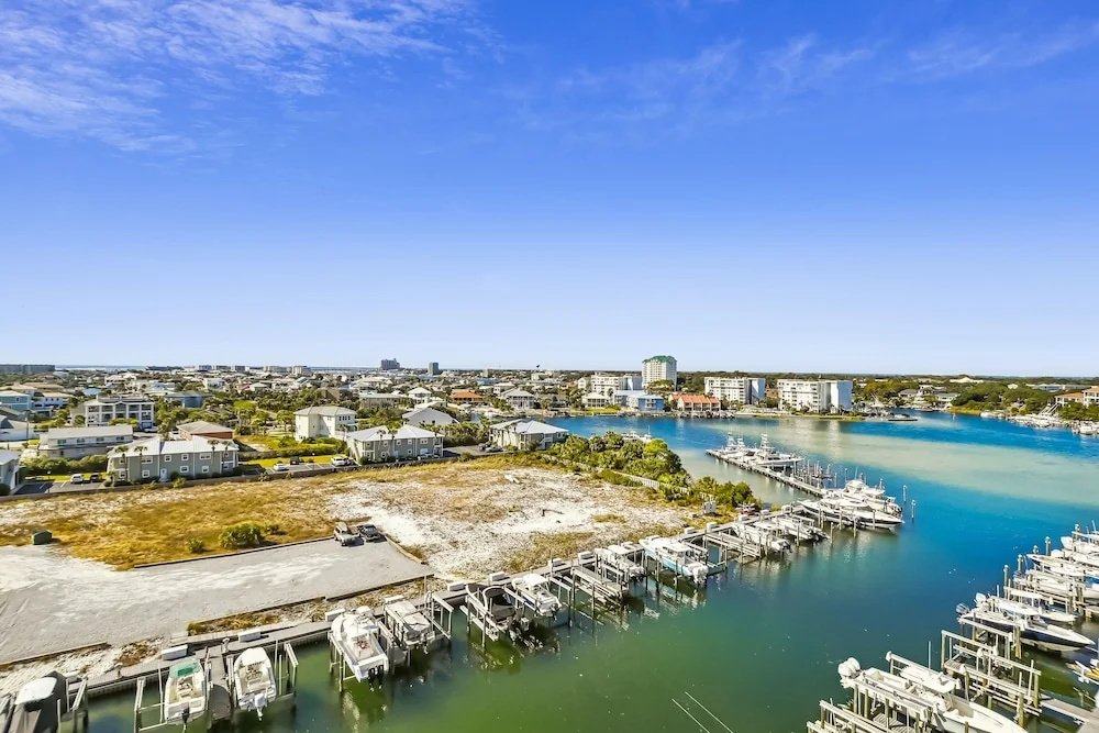 Harbor Landing 601b 3 Bedroom Condo by RedAwning