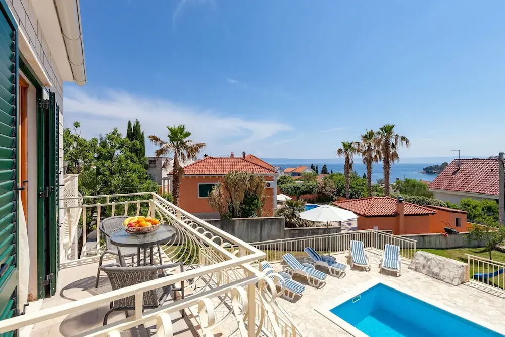 4 Bedrooms Villa