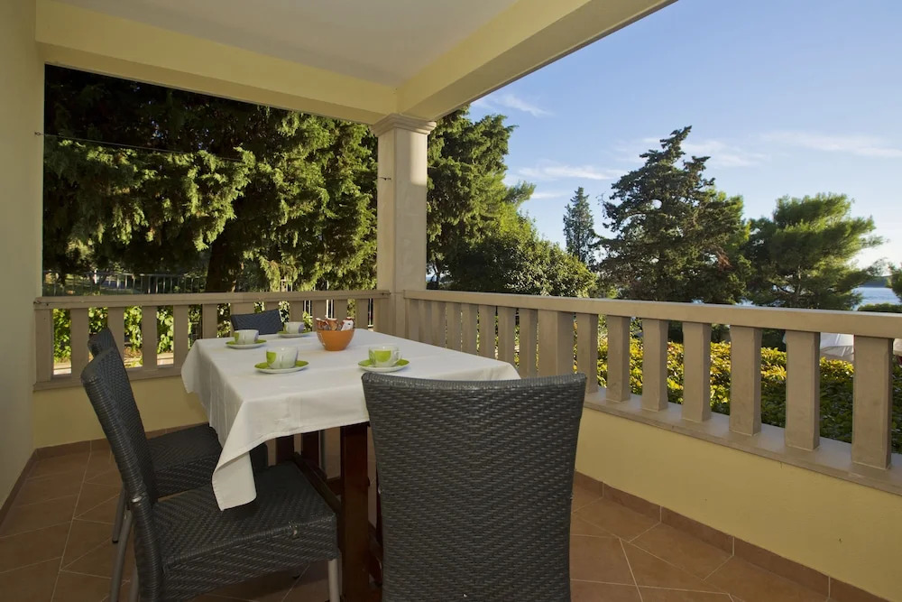 海景高級雙人公寓，配有雙人床