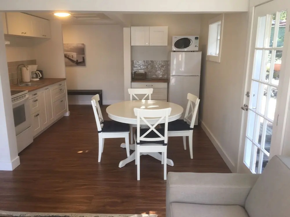 Lakeshore on Salt Spring - фото 17