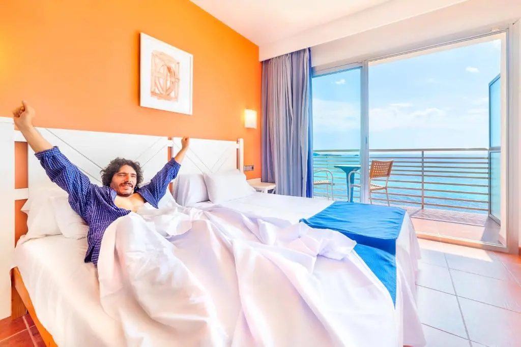 Standard Triple room with sea view