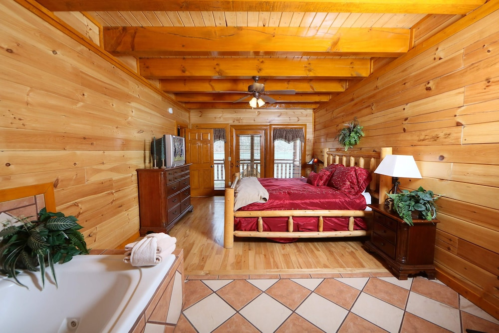 Smoky Mountain Cinema 6 Br cabin by RedAwning