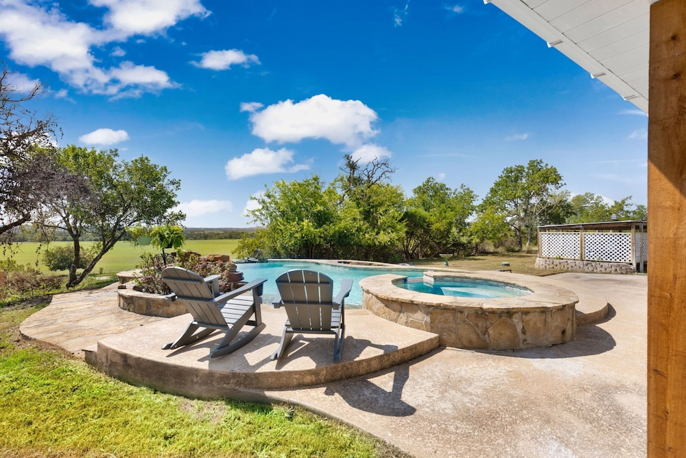 Rivers Oaks-the Ranch House Pool & Hot-tub!