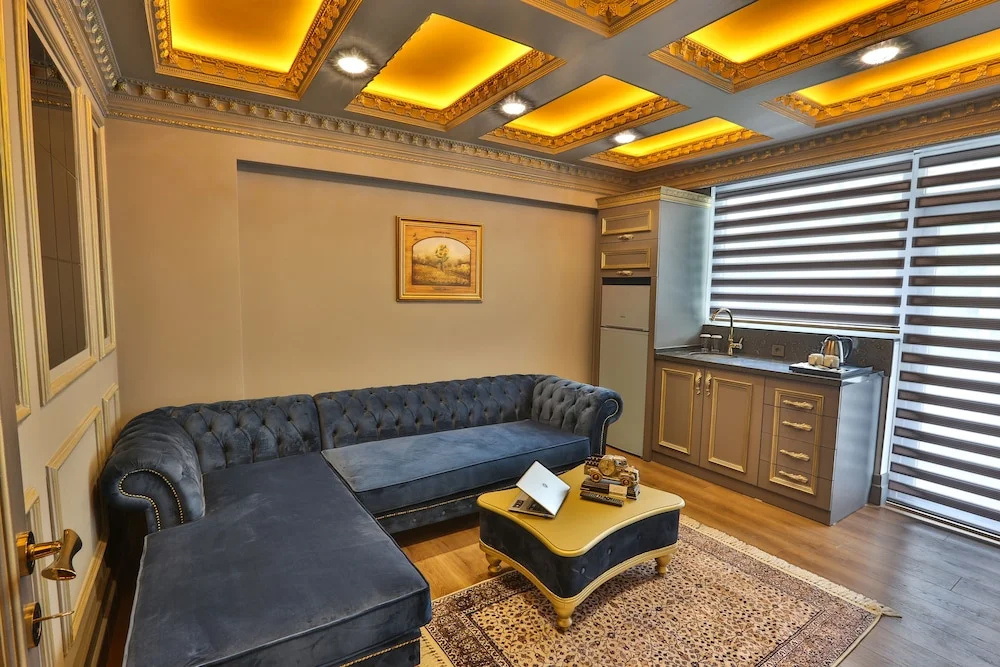 Real King Suit Otel — 3
