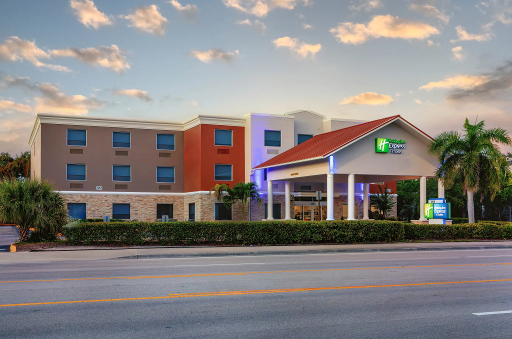 Holiday Inn Express & Suites Lantana by IHG