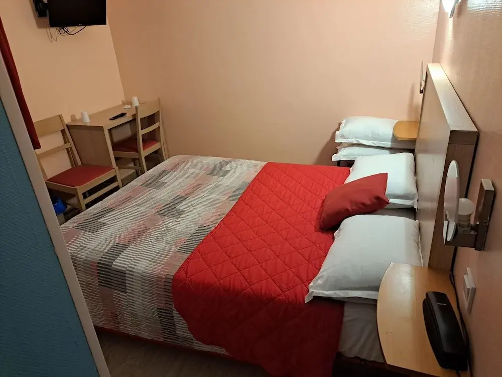 Standard Double room with city view (full double bed)