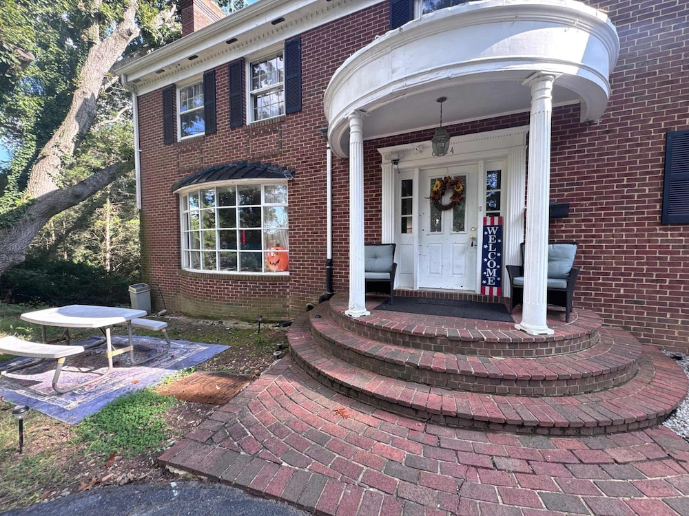 Huge 3BD Home Near Dc - 8 Mins to Downtown va
