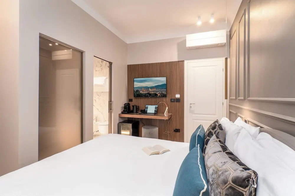 Standard Double room with city view (full double bed)
