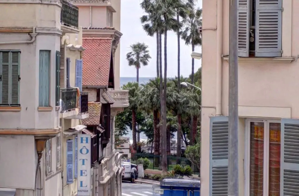 CANNES plage 2mn/45m2/vue mer/inernet/clim/parking privé