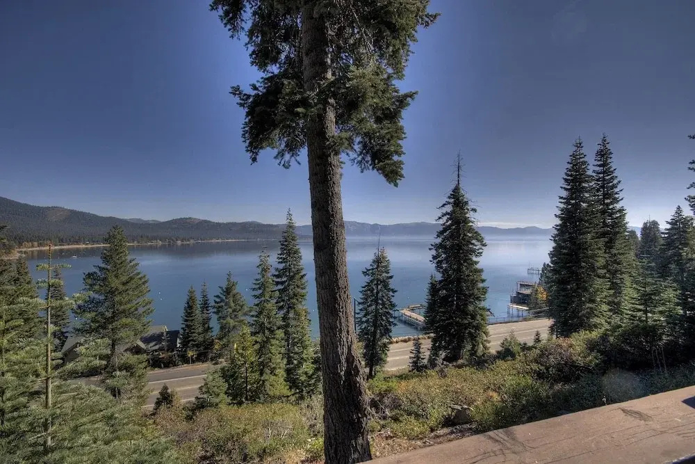 Gardner Lake View Rental Home by RedAwning