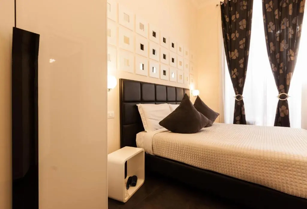 Small Double room (full double bed)