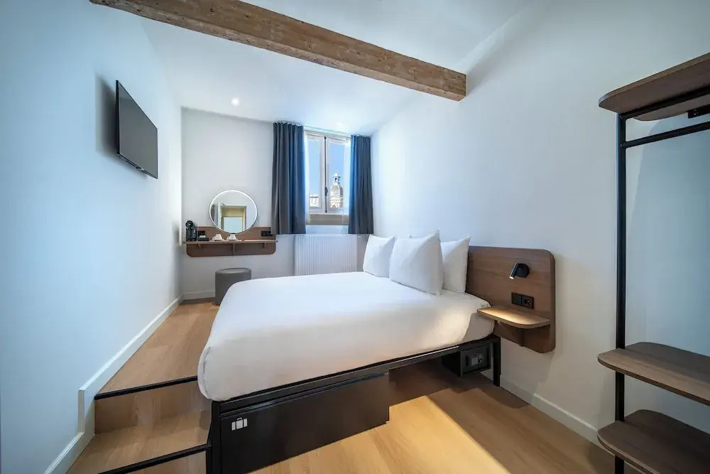 Superior Double room with canal view (full double bed)