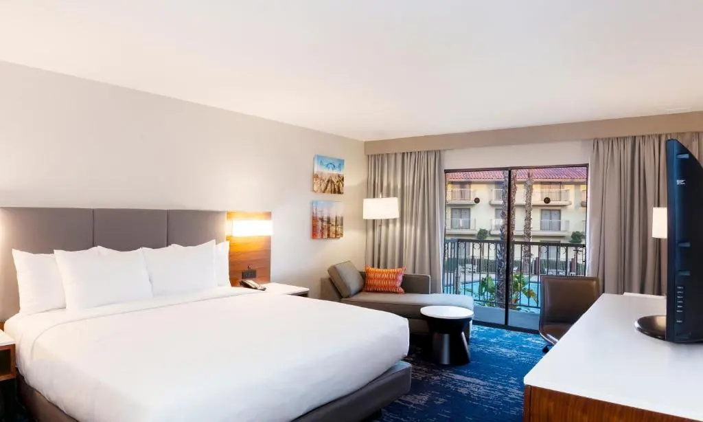 DoubleTree by Hilton Hotel Bakersfield - Tap to explore photos