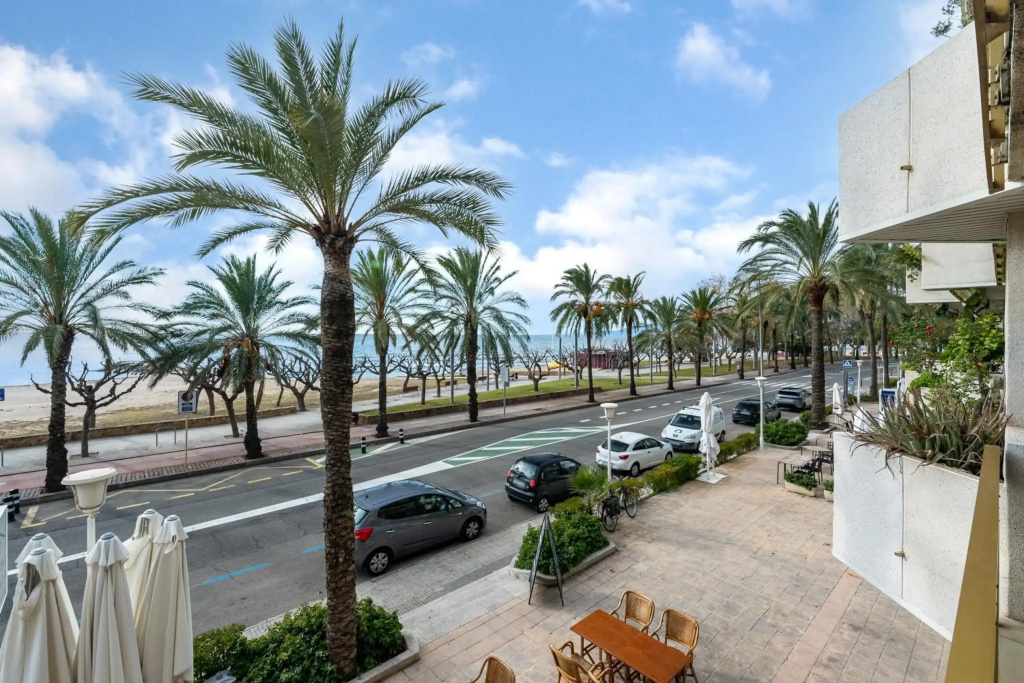 Apartment in front of the Beach
