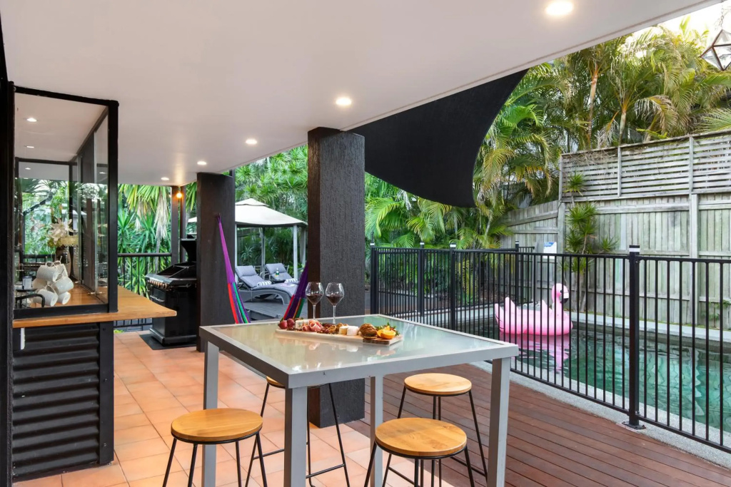 Cool Noosa Home. Central location. A/C. Gym. WIFI. Netflix