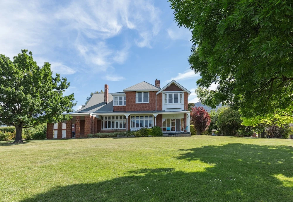 5 Bedrooms Duplex Cottage