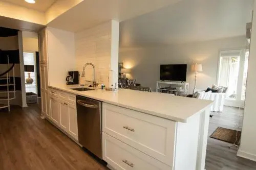 Recently Renovated Condo w/ Breezy Ocean Views - Steps to Beach