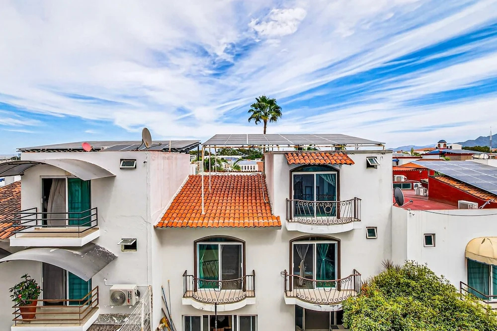 Modern Condo With Rooftop Pool, Balcony, gas Grill & gym Access