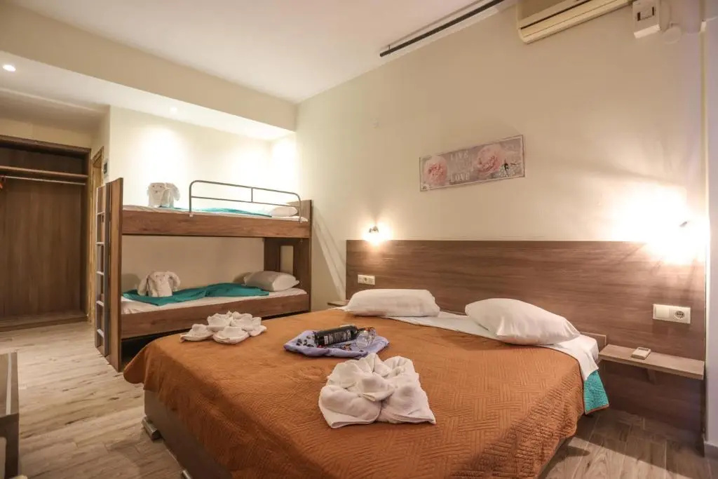 Standard Quadruple room with partial sea view