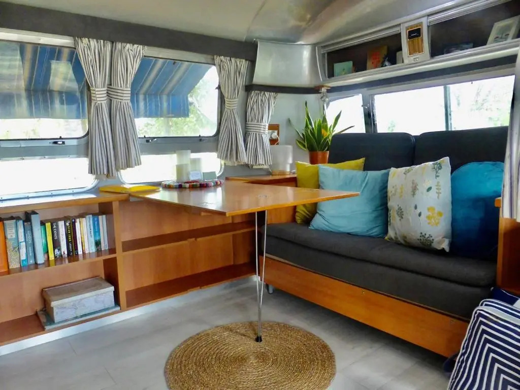 兩臥標準四人房,可眺望河流,配有雙人床