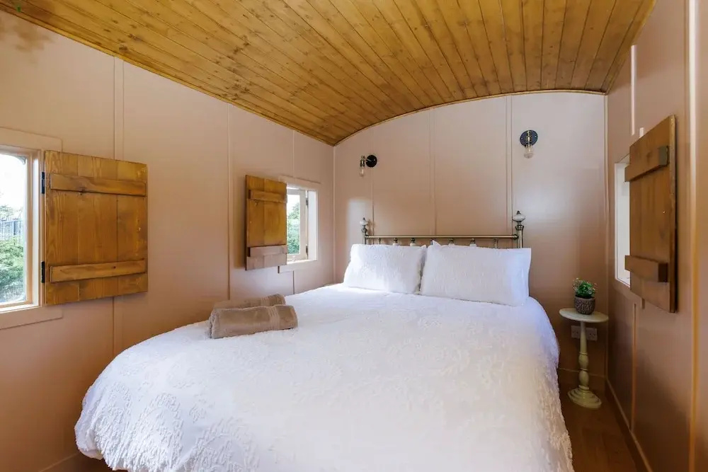 Beautifully Restored WW2 Carriage - Sleeps 6