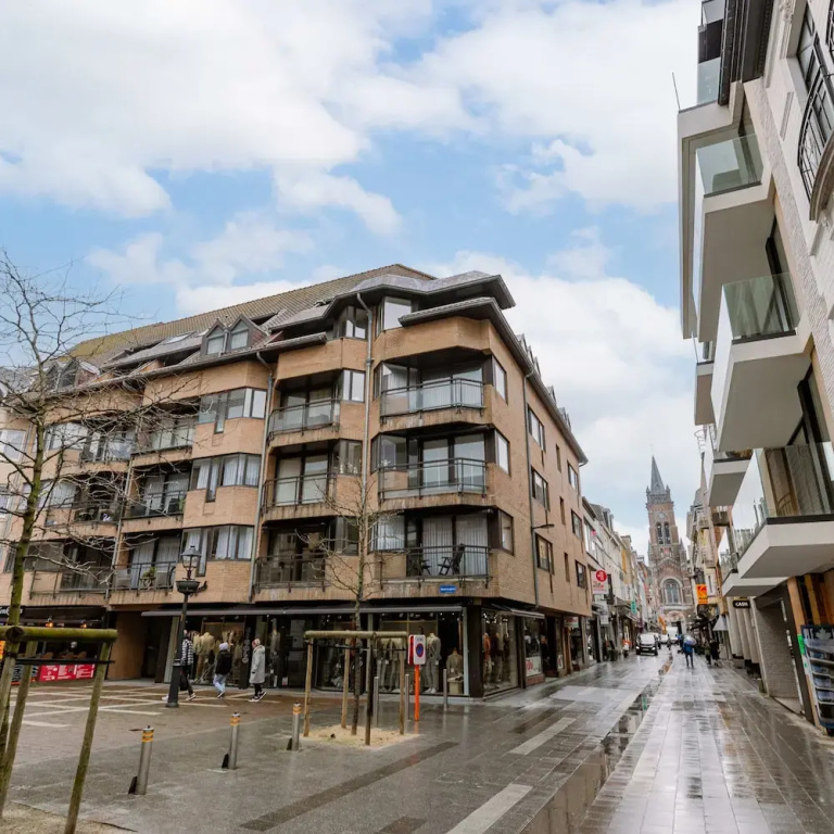 Pleasant 2 Bedroom Apartment With Private Parking