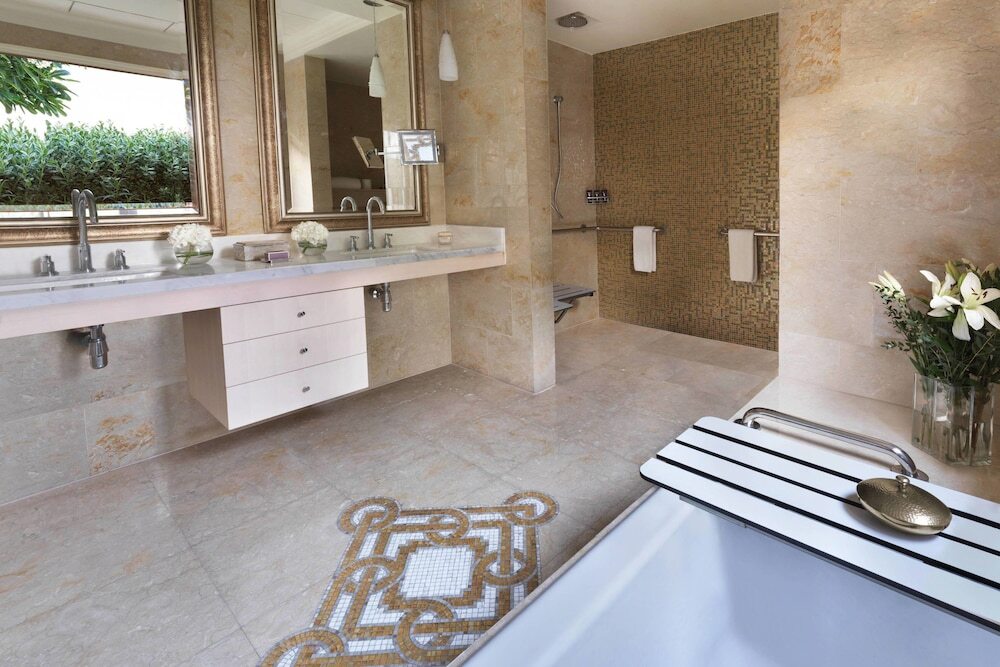 The Ritz-Carlton Abu Dhabi, Grand Canal