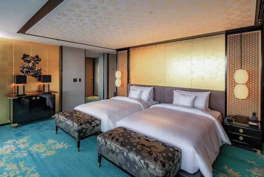 Grand Double Club room with balcony and with city view (twin beds)