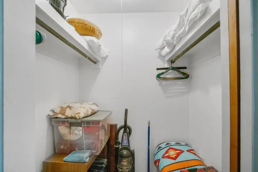 Eagle's Nest - Hot Tub, Deck & Prime Location 2 Bedroom Cabin - фото 15