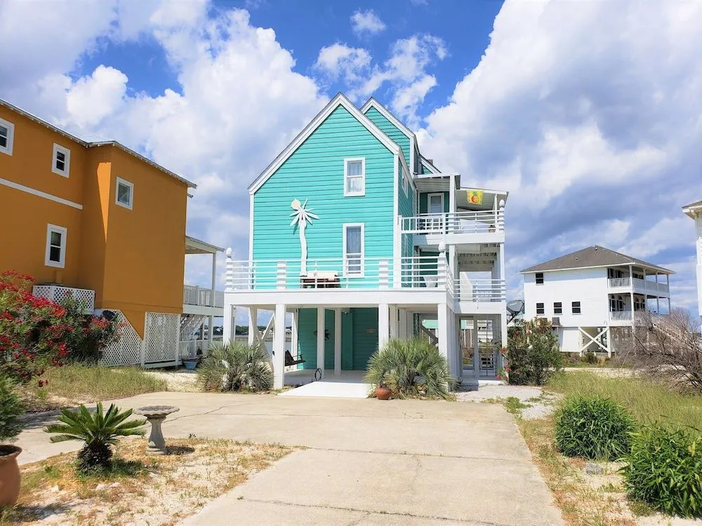 Teal & Tonic 3 Bedrooms 3 Bathrooms Home
