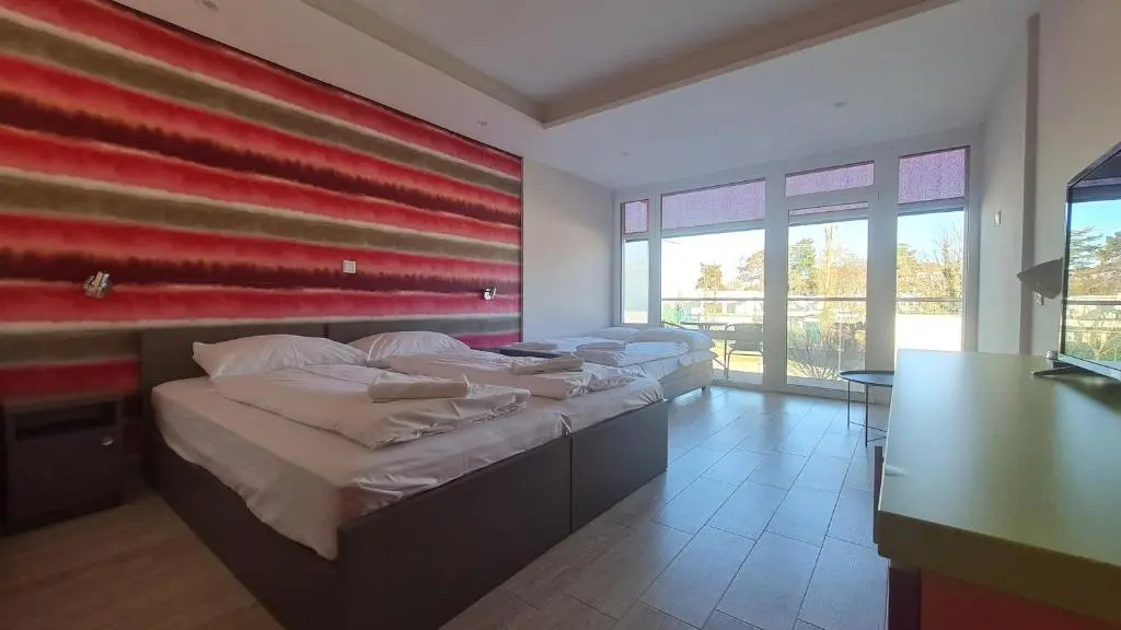 Standard Quadruple room with garden view
