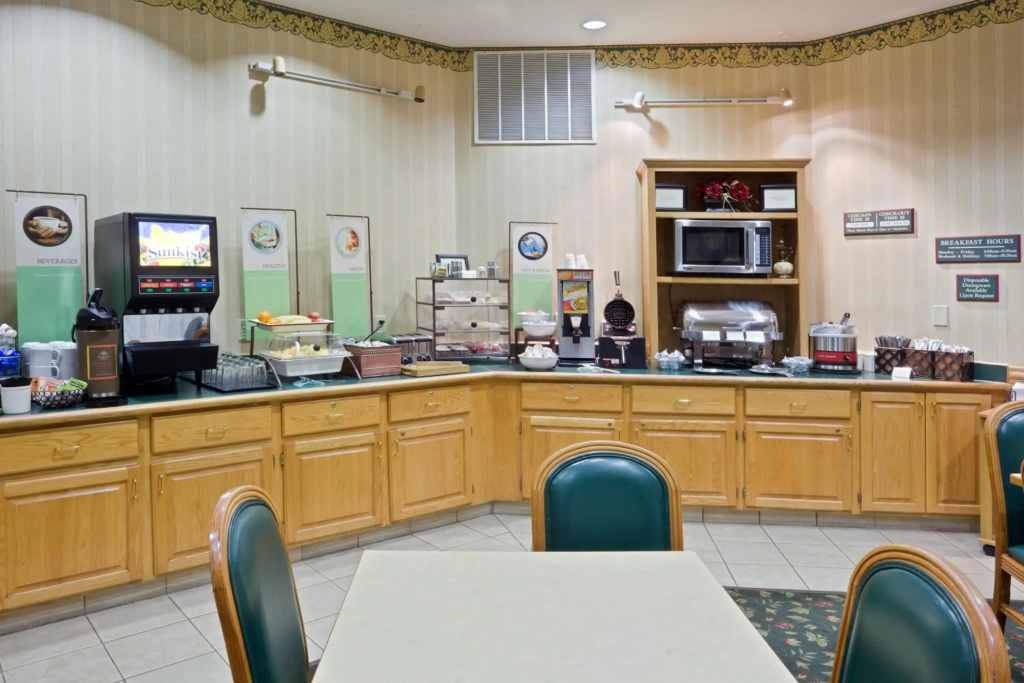 Country Inn & Suites by Radisson, Salina, KS - фото 22
