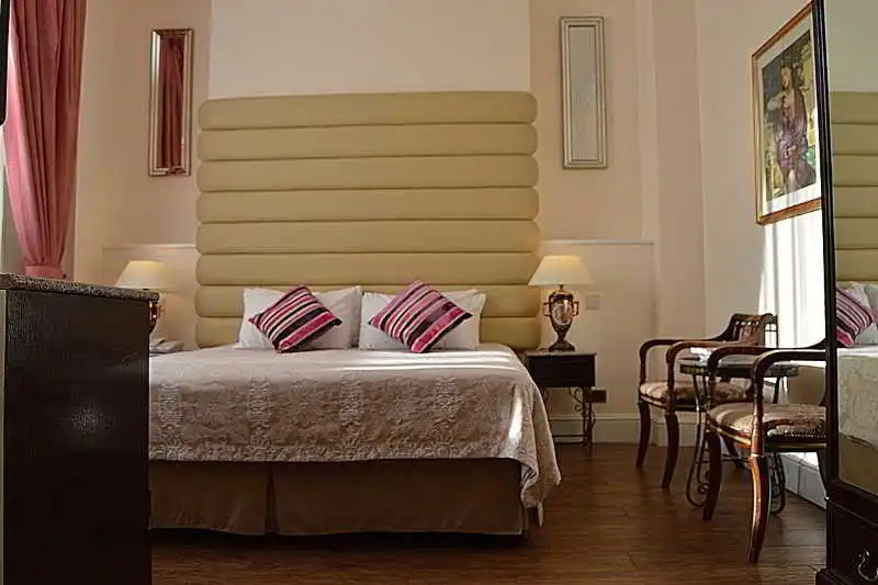 Holiday Villa Hotel And Suites - Chambres