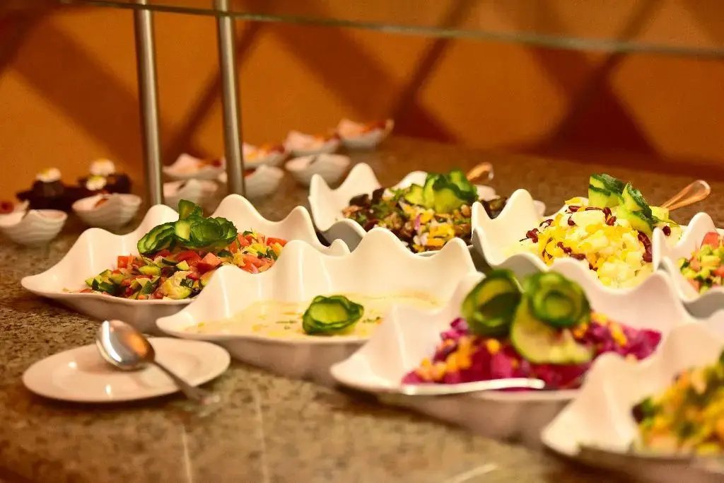 IL Mercato Splash Aqua Park: A buffet spread features colorful salads and prepared dishes in serving bowls.