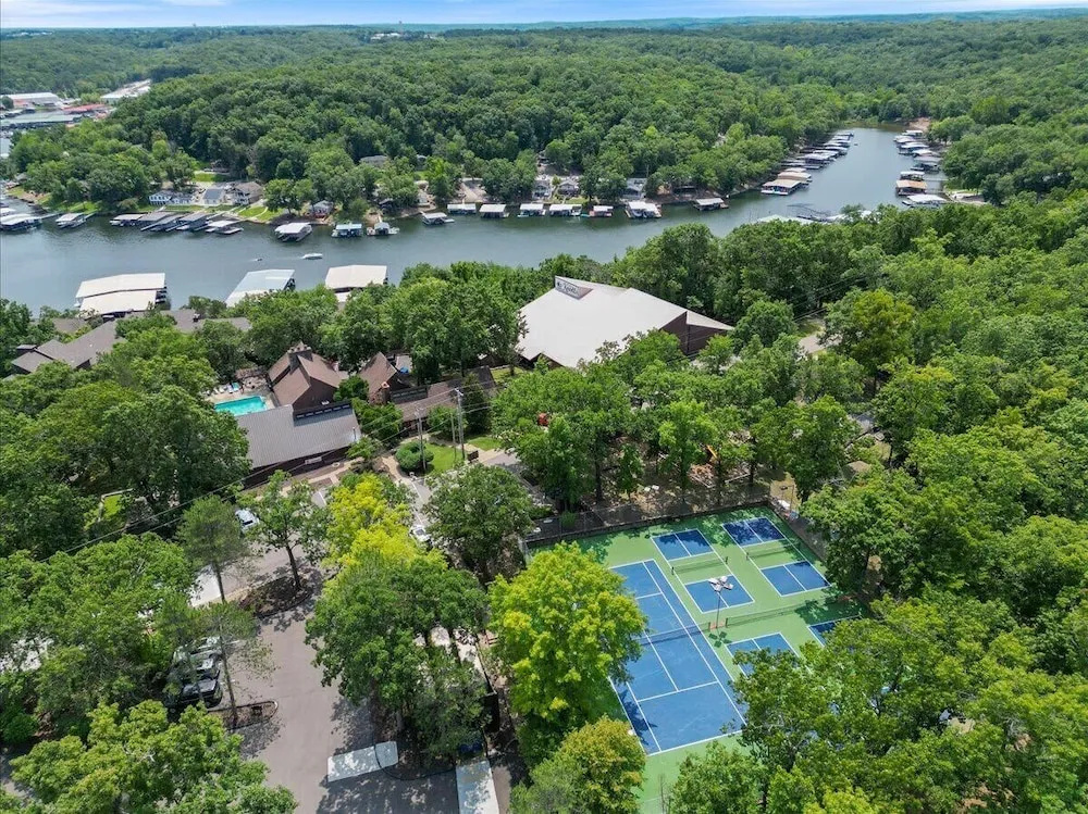 Lakefront Condo Indoor Pool, Sauna, & Pickle Ball!