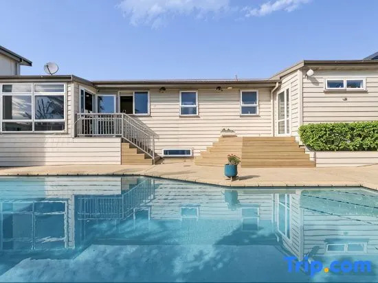 Large 1Br Suite and Private Lounge
