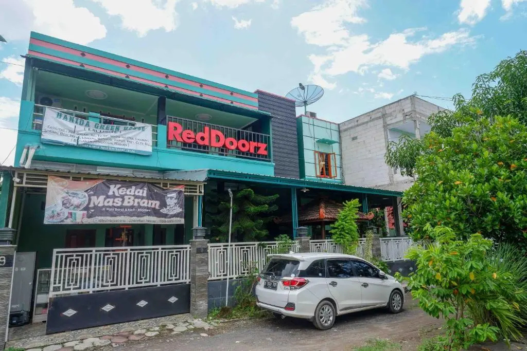 RedDoorz Syariah near RS Mitra Siaga