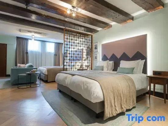 Quadruple Semi-Basement Suite