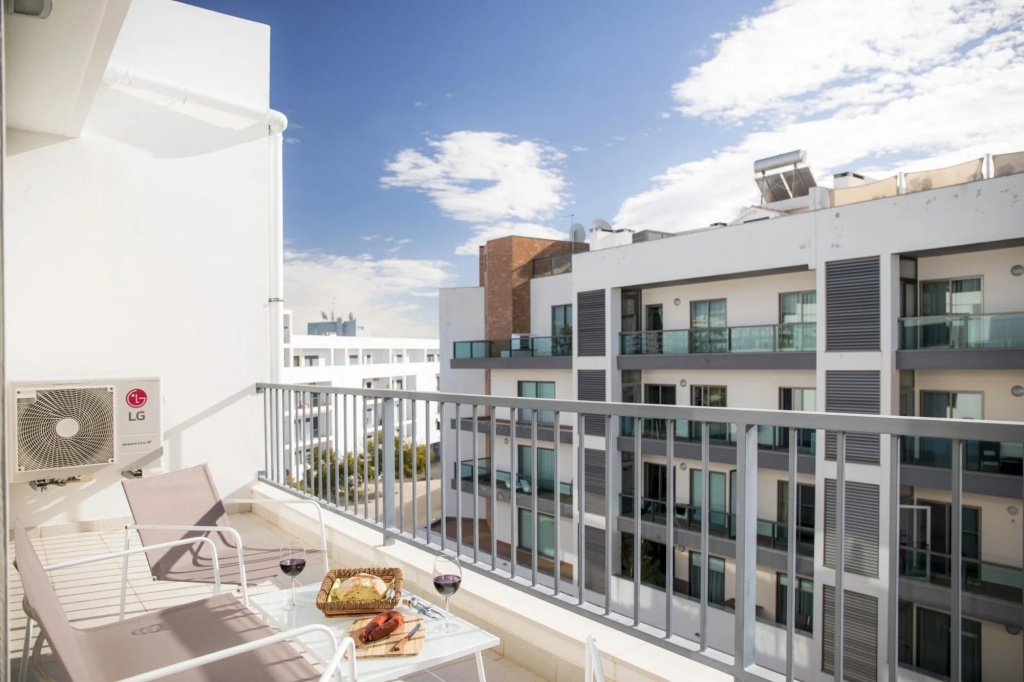 B04 - Luxury 2 Bed with Top Terrace Pool