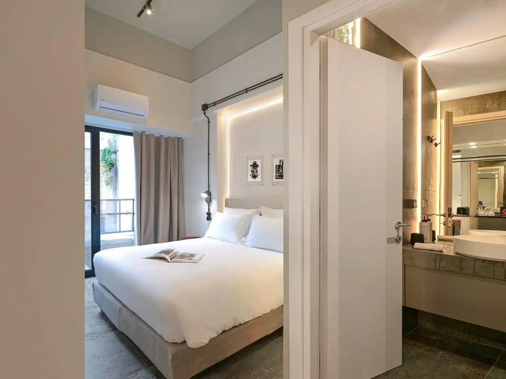 Deluxe Double room (full double bed)