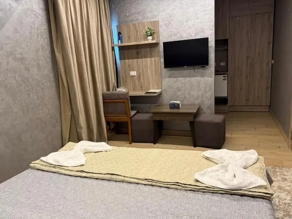 Deluxe Double room (full double bed)