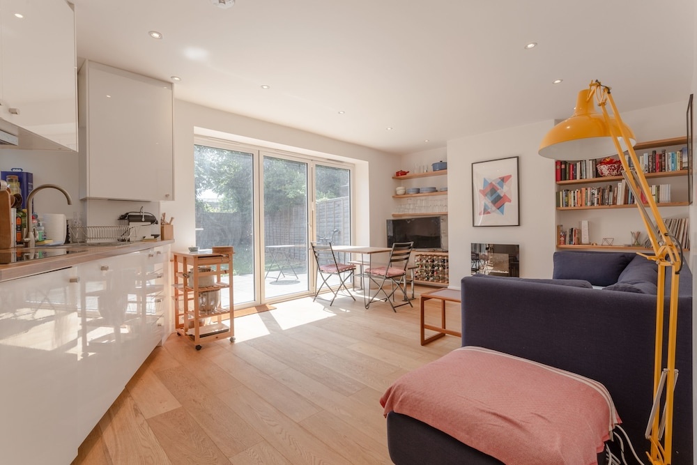 2 Bedroom Flat With Private Garden East London