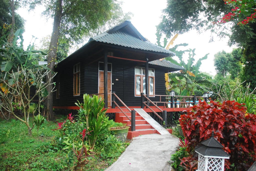 Deluxe Double Bungalow with lake view twin beds