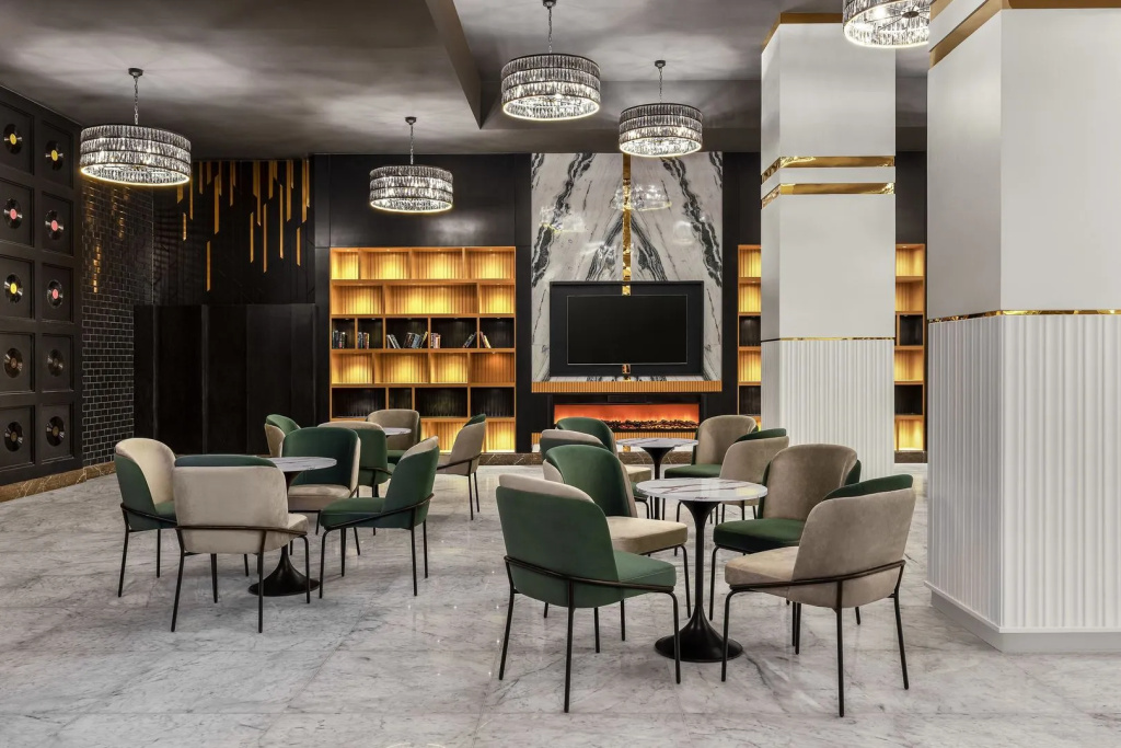 V Luxury Resort Sahl Hasheesh: Relax in a stylish lounge with comfortable seating, a television, and a fireplace.
