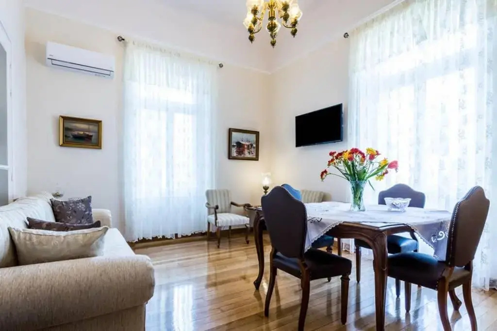 Neoclassical apartment with 3 bedrooms in Piraeus - фото 6