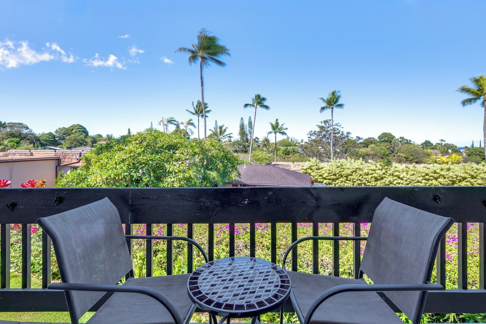 Walk to Napili Bay Beach! Mtn-view Lahaina Condo