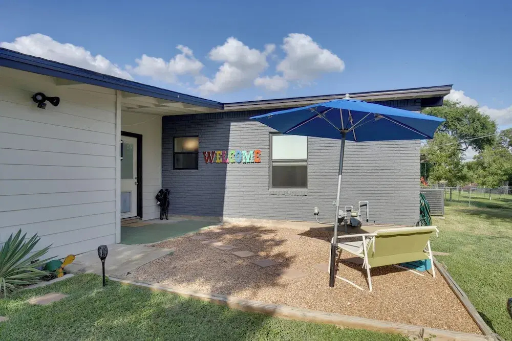 Bright & Modern Texas Getaway - 7 Mi to The Alamo!