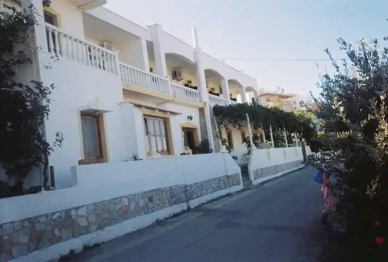 Akrogiali Rooms And Studios